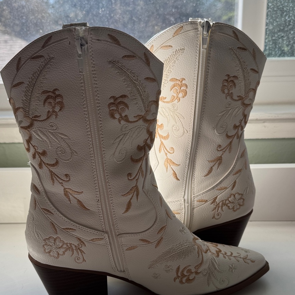Women's White Embroidered Lace-Up Western Ankle Boots - Picture 3 of 4